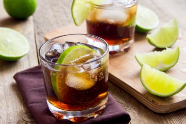 ROM ve cola Cuba Libre içki