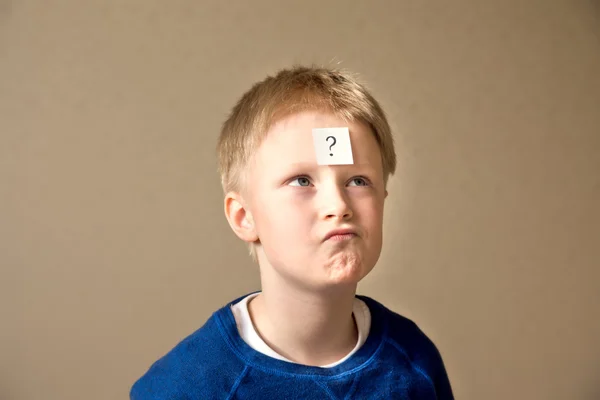 Jongen met vraagteken — Stockfoto