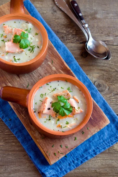 Суп из лосося с лапшой — стоковое фото