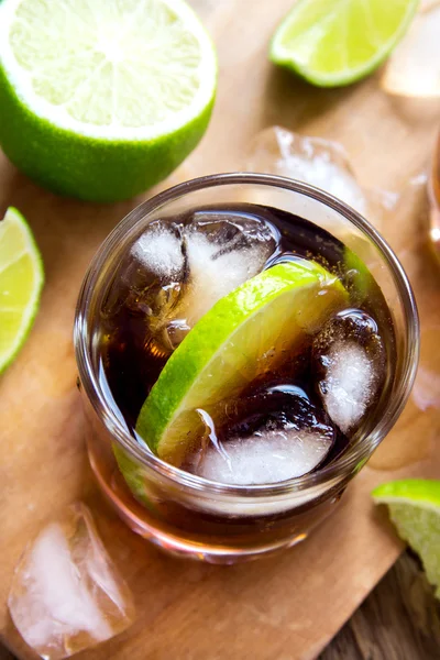 Rum e cola Cuba Libre drink — Fotografia de Stock