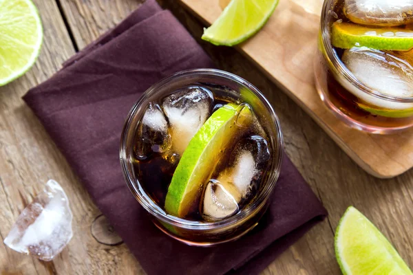 Rum e cola Cuba Libre drink — Fotografia de Stock