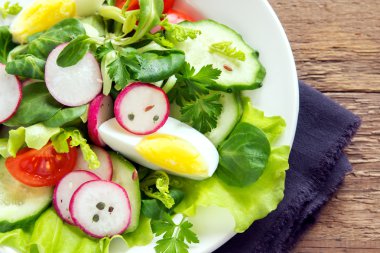 Bahar sebze salatası yumurta