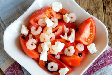 Beyaz peynir domates ve karides salatası