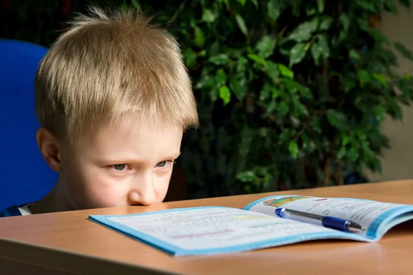 Schwierige Hausaufgaben in der Schule — Stockfoto