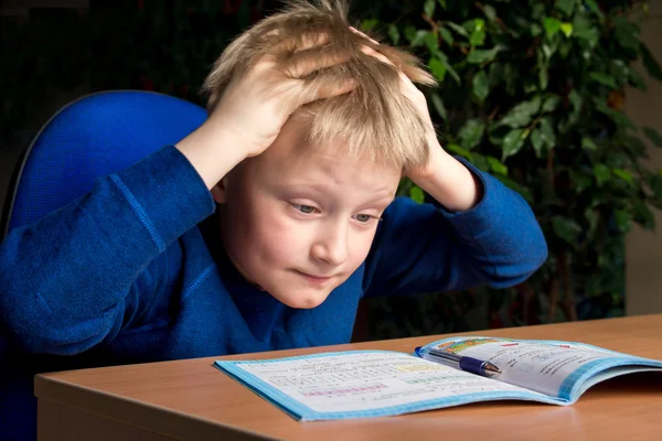 Schwierige Hausaufgaben in der Schule — Stockfoto