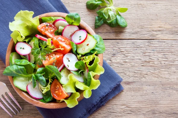 Salada de legumes de primavera — Fotografia de Stock