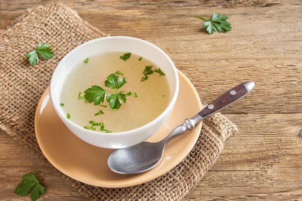 Caldo de galinha com salsa — Fotografia de Stock