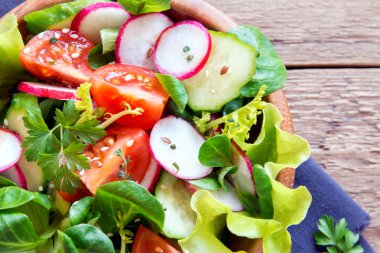 Bahar sebze salatası