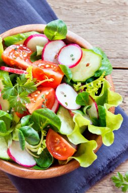 Bahar sebze salatası