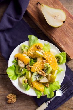 Tohumlar ve fındık ile meyve salatası