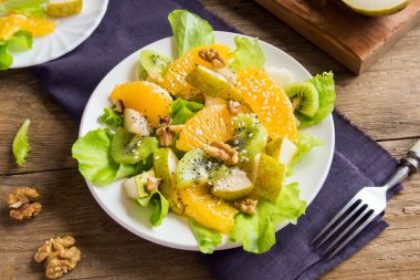 Tohumlar ve fındık ile meyve salatası