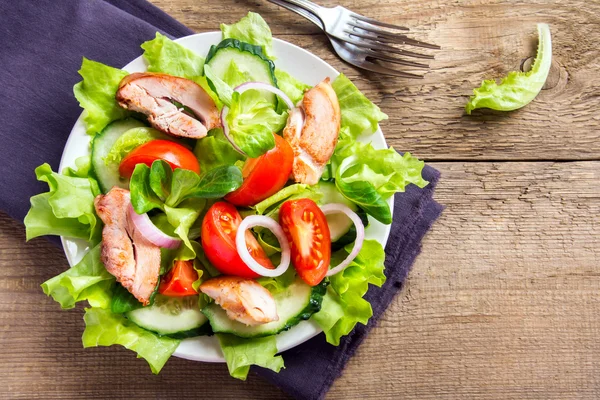 Ensalada de pollo con verduras —  Fotos de Stock