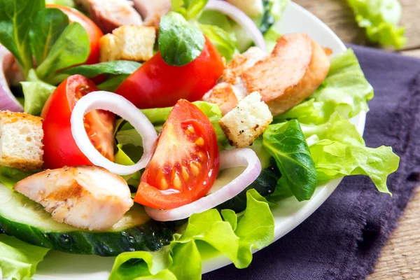 Ensalada de pollo con verduras —  Fotos de Stock