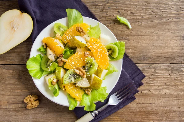 Ensalada de frutas con semillas y frutos secos —  Fotos de Stock