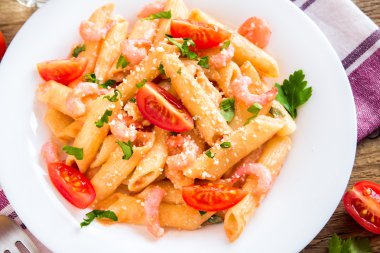 Domates soslu makarna karides