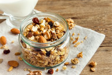 Ev yapımı fındıklı granola.