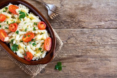 Domatesli makarna güveci