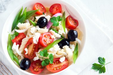 Domatesli makarna salatası