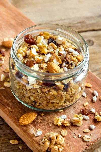 Ev yapımı fındıklı granola.