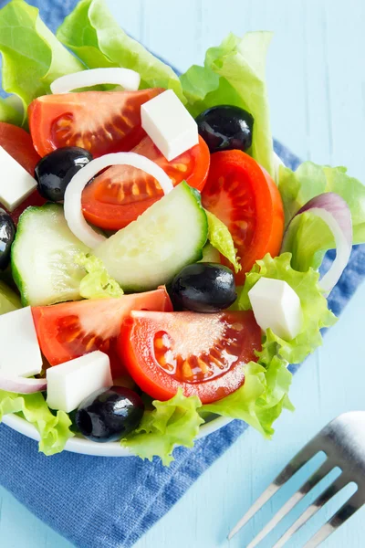 Ensalada griega en tazón —  Fotos de Stock