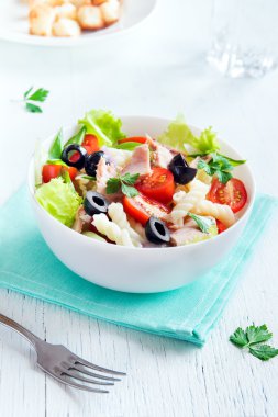 ton balığı ve makarna salatası