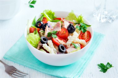 ton balığı ve makarna salatası