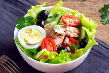 Ton balığı salatası sebze ve yumurta