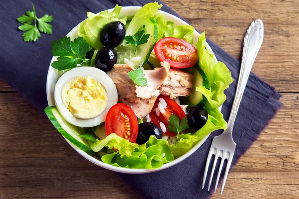 Ton balığı salatası sebze ve yumurta — Stok fotoğraf