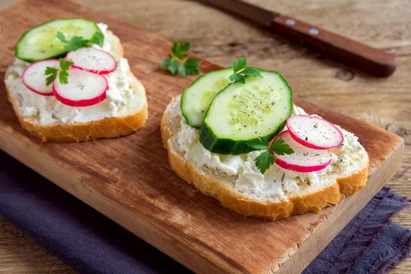 Vegetarische Sandwiches mit Ricotta — Stockfoto