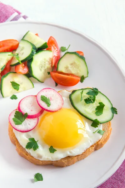 Bread with eggs and vegetables — Stock Photo, Image