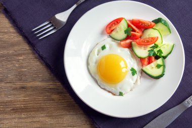 Sahanda yumurta sebze salatası ile