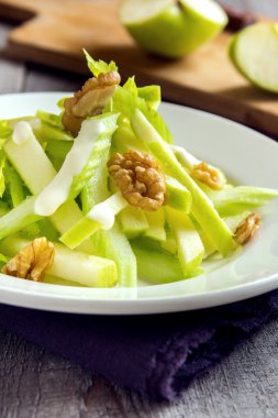 Waldorf salatası elma, kereviz ve ceviz