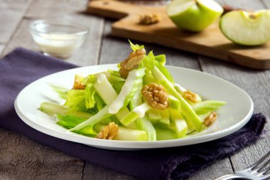 Waldorf salatası elma, kereviz ve ceviz