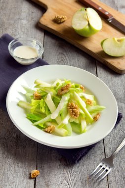 Waldorf salatası elma, kereviz ve ceviz