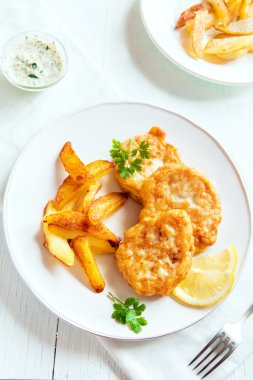 Balık köftesi patates kızartması ile