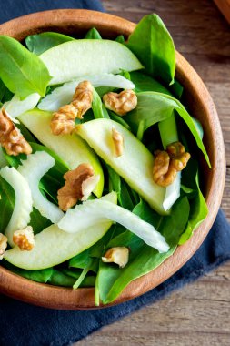 Waldorf salatası ahşap kase