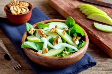 Waldorf salatası ahşap kase