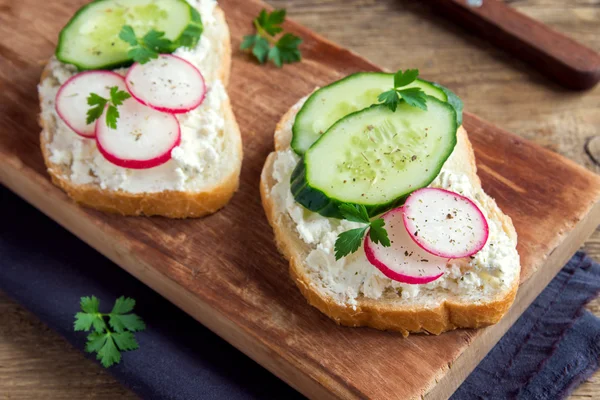 Sandwiches mit Ricotta und Gemüse — Stockfoto