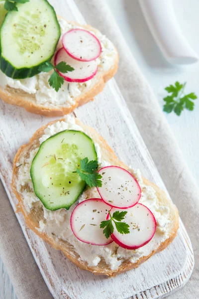 Sandwiches with ricotta cheese and vegetables — Stock Photo, Image