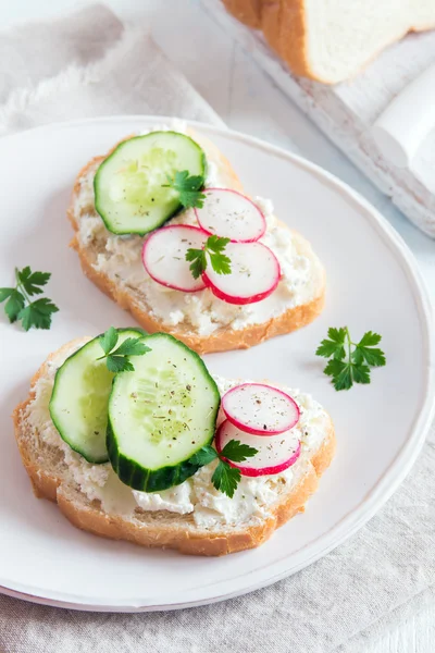 Sandwiches with ricotta cheese and vegetables — Stock Photo, Image