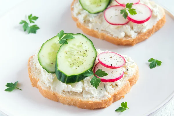 Sandwiches mit Quark und Gemüse — Stockfoto