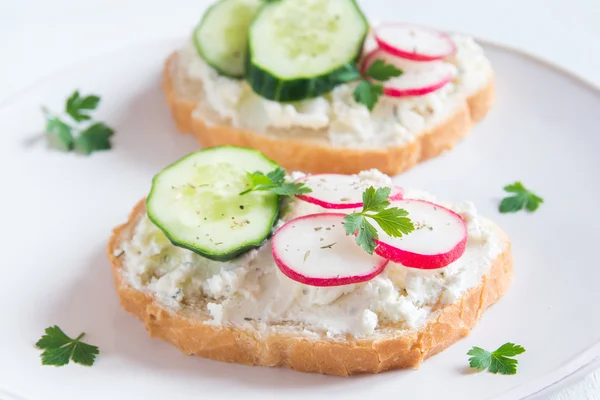Sandwiches mit Quark und Gemüse — Stockfoto