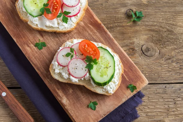 Sandwiches with ricotta cheese and vegetables — Stock Photo, Image