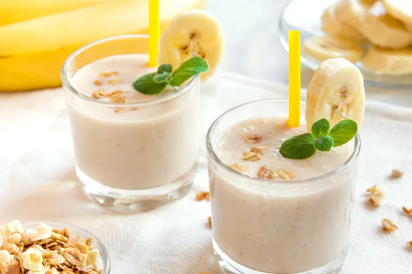Banana smoothie with oatmeal — Stock Photo, Image