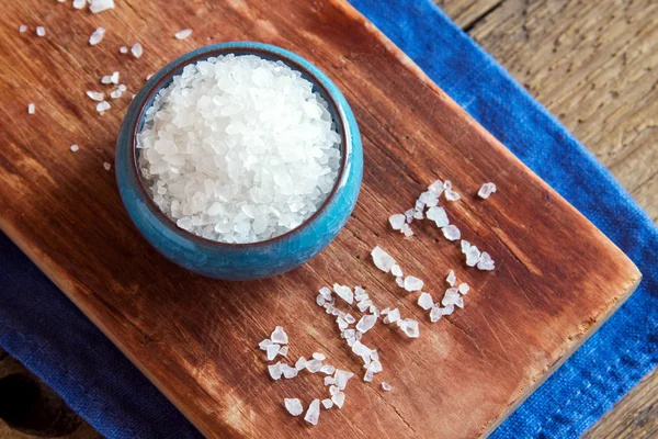Морская соль на дереве — стоковое фото