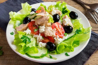 Ton balıklı Akdeniz salata