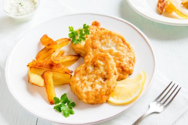 Balık köftesi patates kızartması ile