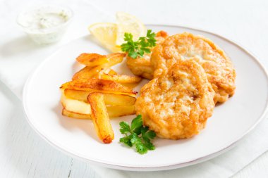 Balık köftesi patates kızartması ile
