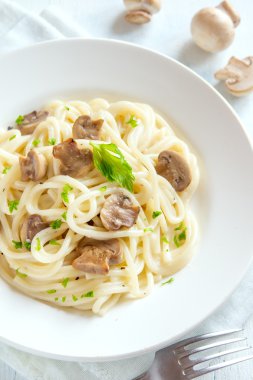 Spagetti makarna mantar ile 