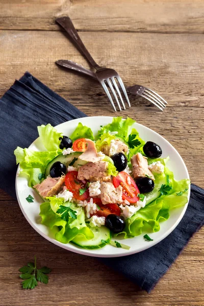 Середземноморський салат з тунцем — стокове фото